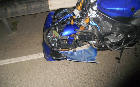 Серьезное ДТП у Нового моста: после столкновения с легковушкой мотоциклист получил тяжелые травмы