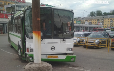 Водитель рейсового автобуса о ДТП на Комсомольской: «Я не заметил столб»