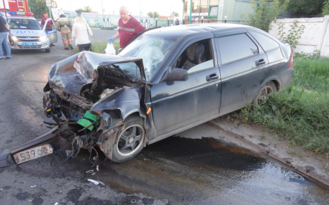 В Кирове на выезде с парковки ТЦ столкнулись «Лада» и Mercedes: пострадали двое