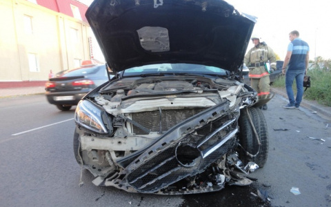 Что обсуждают в Кирове: авария на выезде с парковки и пожар в цехе