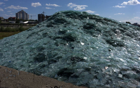 В Кирове обнаружили огромную несанкционированную свалку битого стекла