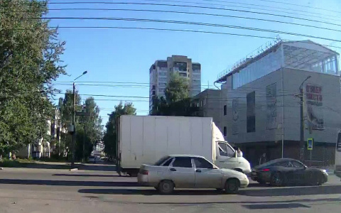 В Кирове "Газель" столкнулась с Porsche Cayman