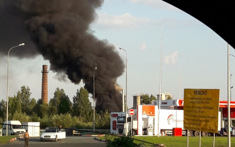В Кирове загорелись несколько цистерн с битумом