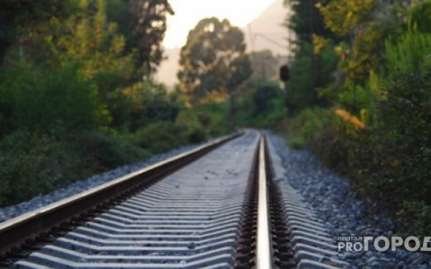 В Котельниче экстренно остановили поезд из-за уснувшего на рельсах мужчины
