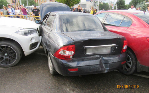 Массовая авария у администрации города: у одного из водителей случился припадок