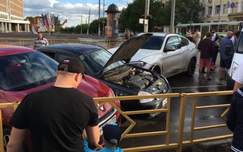 Что обсуждают в Кирове: причина массовой аварии и метеопредупреждение