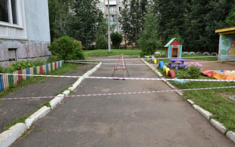 В Кирове на территории детского сада провалился асфальт