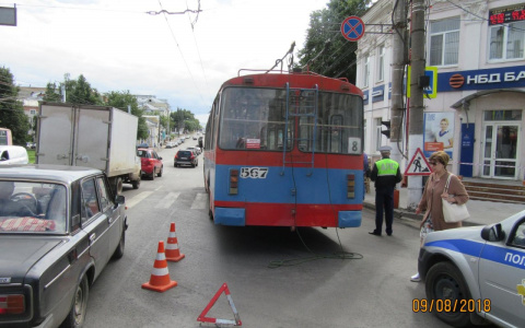 В центре Кирова троллейбус сбил девушку