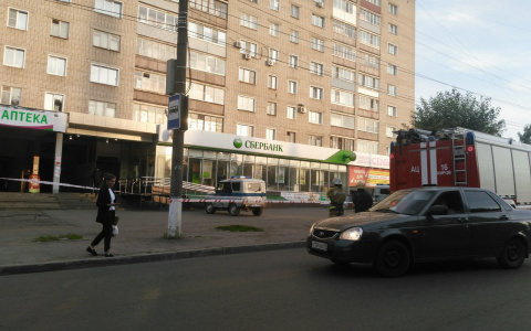 У парка Победы оцепили отделение банка