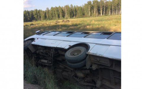 "Выбирались через люк, водителю кричали, чтобы глушил двигатель": пассажиры о ДТП с автобусом на трассе