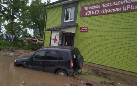 В минздраве прокомментировали фото утонувшей "Нивы" у новой больницы в Лальске