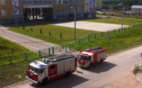 К новой школе на Зональном приехали несколько пожарных машин и автолестница