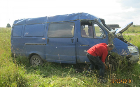 На трассе в Кировской области перевернулась пассажирская "Газель"