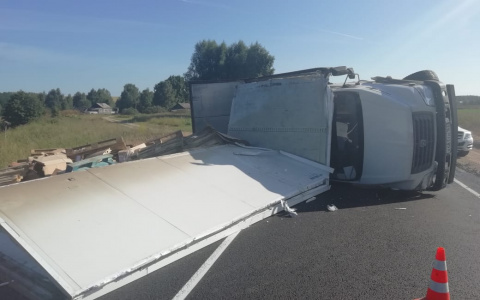 В Кировской области столкнулись «Веста» и груженый ГАЗ: пострадали двое детей