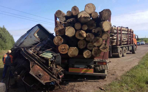 В Кировской области КамАЗ врезался в тепловоз на железнодорожном переезде