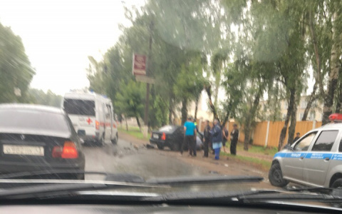 В Кирове столкнулись иномарка и рейсовый автобус: есть пострадавшие