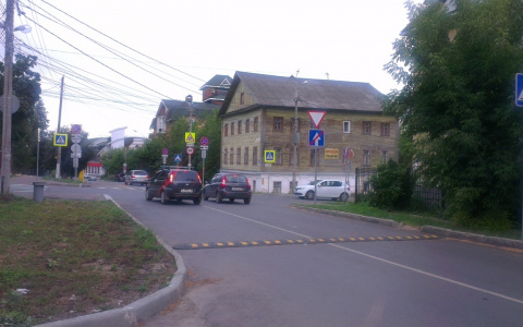 В Кирове из-за продуктового магазина поменяли движение на улице