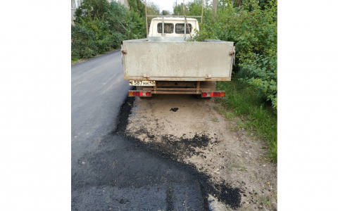 В мэрии прокомментировали укладку асфальта в обход веток и машин в Кирове