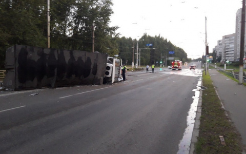 На перекрестке Московской и Производственной рано утром перевернулся грузовик