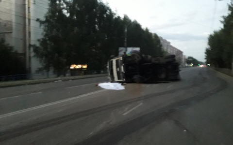 Появилось видео с перевернувшейся фурой на улице Производственной