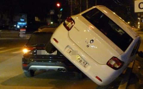 В Кирове из-за ямы на дороге Renault залетел на Kia