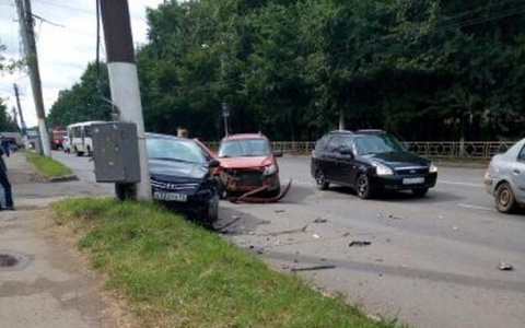 На Производственной в одно время столкнулись 4 машины