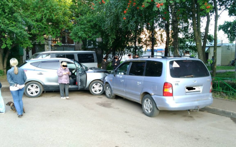 В кировском дворе произошло массовое ДТП: иномарку отбросило на 20 метров