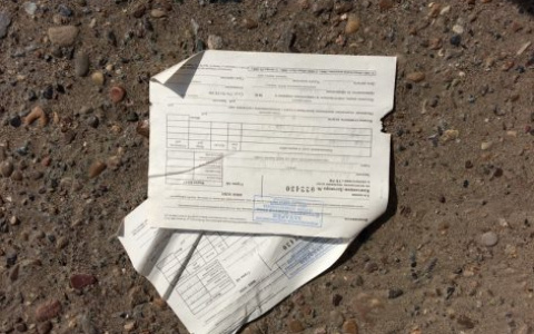 На одной из улиц Кирова неизвестные разбросали платежки с личными данными жителей