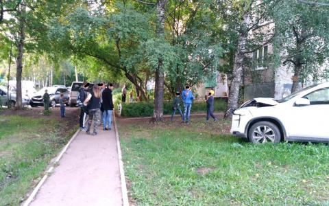 Что обсуждают в Кирове утром: налог на курение и массовое ДТП во дворе