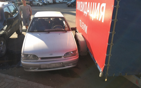 Мастера парковки в Кирове: брошенная на газоне "Волга" и авто, запертое рекламным прицепом