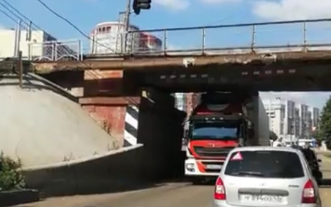 В Кирове фура заблокировала проезд в Чистые пруды