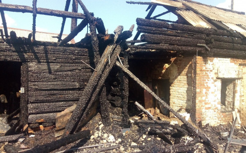 В Коминтерне сгорел жилой дом бывшего врача скорой помощи: семья просит помощи