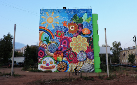 В Кирове художник разрисовал фасад 5-этажного дома