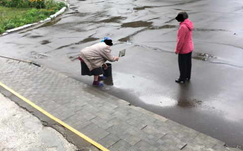 В Кирове на 1 сентября перед школой персонал заставили убирать лужи