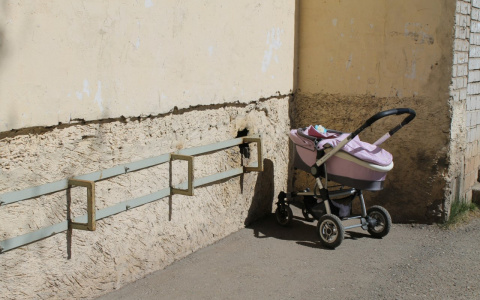 В Котельниче мужчина украл детскую коляску