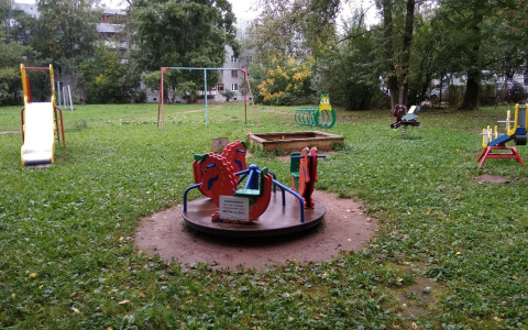 В Кирове поставили детскую площадку только для детей определенного возраста