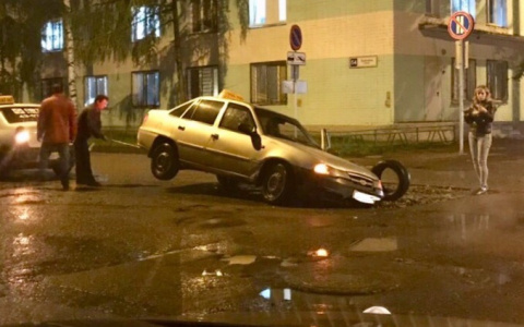 На Дружбе автомобиль такси провалился в дыру в обвалившемся асфальте