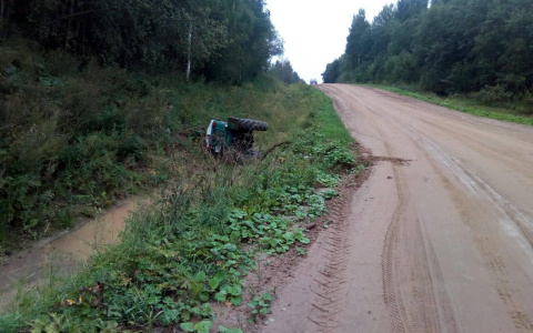 В Кировской области на трассе перевернулся трактор: водитель погиб
