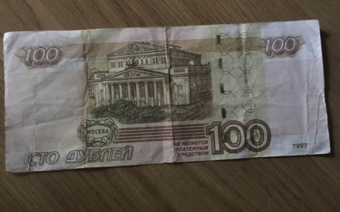 В Кирово-Чепецке в транспорте пожилой женщине сдали фальшивые 100 рублей
