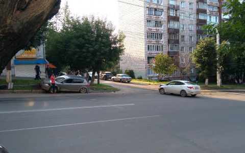 ДТП на улице Ленина: от удара одна из иномарок вылетела на газон и снесла знак