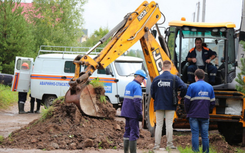 Должнику из Ганино отключили газ от коттеджа при помощи экскаватора