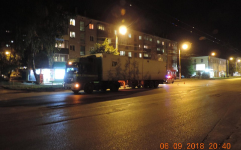 В Кирове фура переехала выпавшего во время движения из кабины пассажира