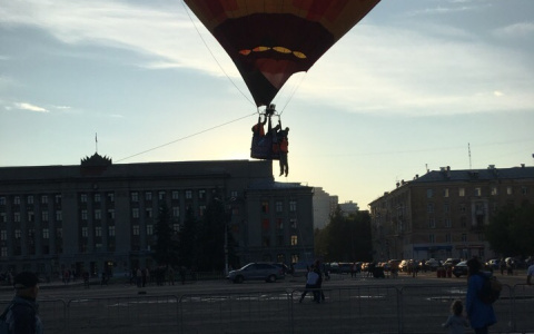 На Театральной площади из воздушного шара чуть не  выпал человек