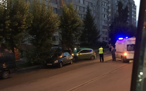 На Юго-Западе столкнулись иномарка и машина реанимации