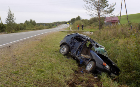 На трассе «Вятка» Toyota съехала в кювет и въехала в опору ЛЭП: водитель погиб