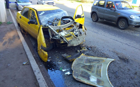 В Кирове пьяный бесправник въехал в рейсовый автобус: есть пострадавшие