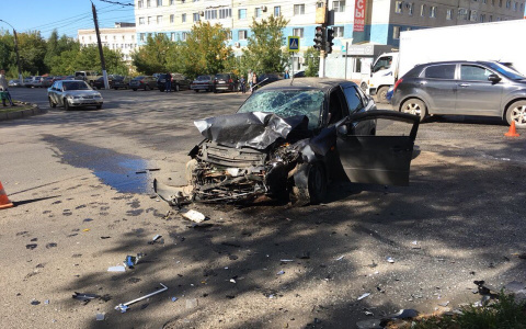 ДТП в центре Кирова: после столкновения «Лады» и Toyota трех человек увезли на скорой