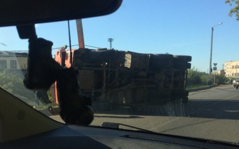 В Кирове у ночного клуба перевернулся груженый КамАЗ