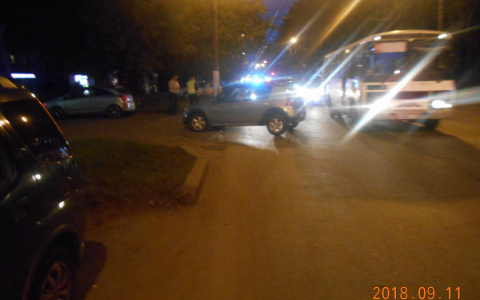 Вечером у областной больницы Renault сбил велосипедиста