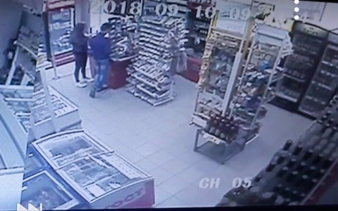 «Когда вернулся, вещей в ячейке уже не было»: на видео попала кража в кировском супермаркете